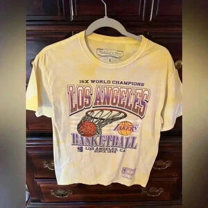 Unisex Size Medium LA Lakers Short Sleeve Shirt